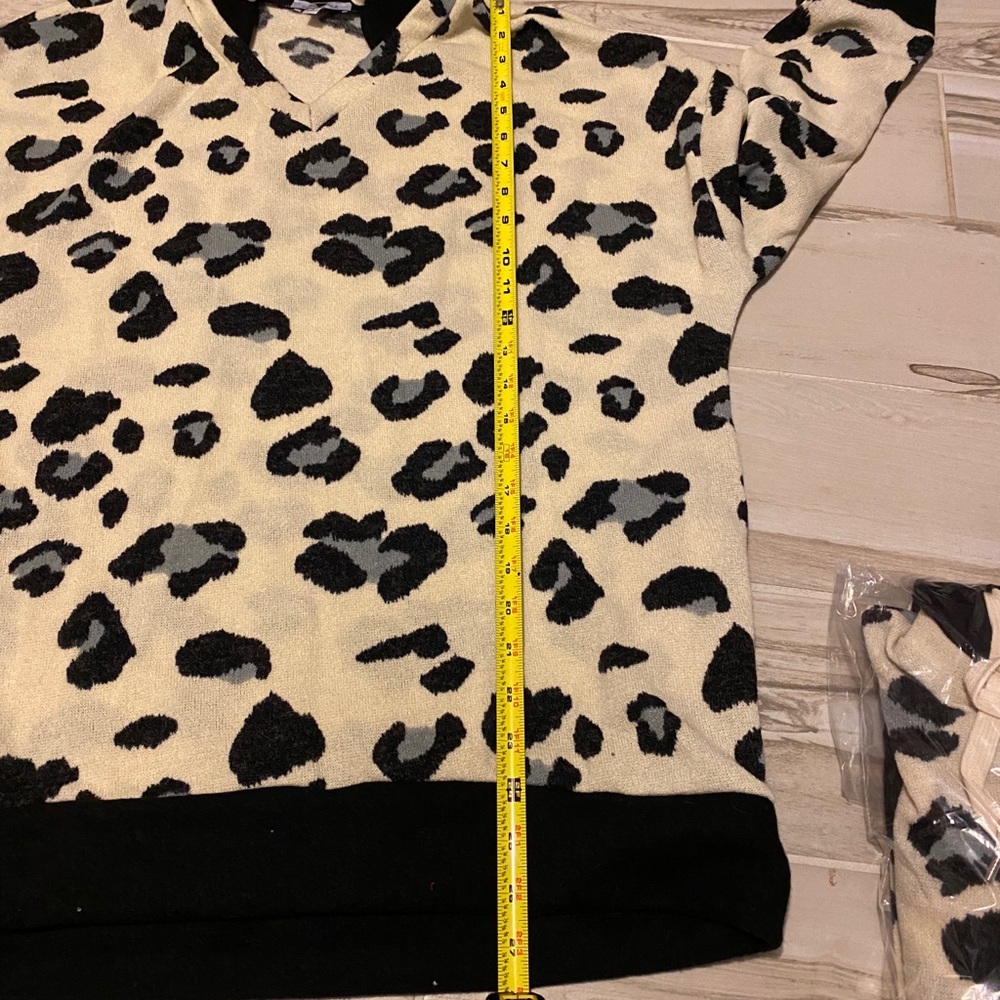 🎀 2 X’s Host Pick 🎀 Cheetah Sweater with Hoodie - Picture 8 of 9